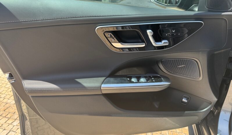 
								Mercedes-Benz C 300 de AMG full									
