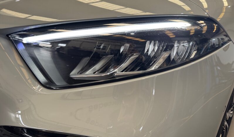 
								Mercedes-Benz A180d AMG full									