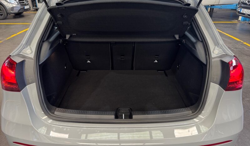 
								Mercedes-Benz A180d AMG full									