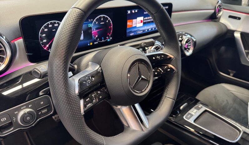 
								Mercedes-Benz A180d AMG full									