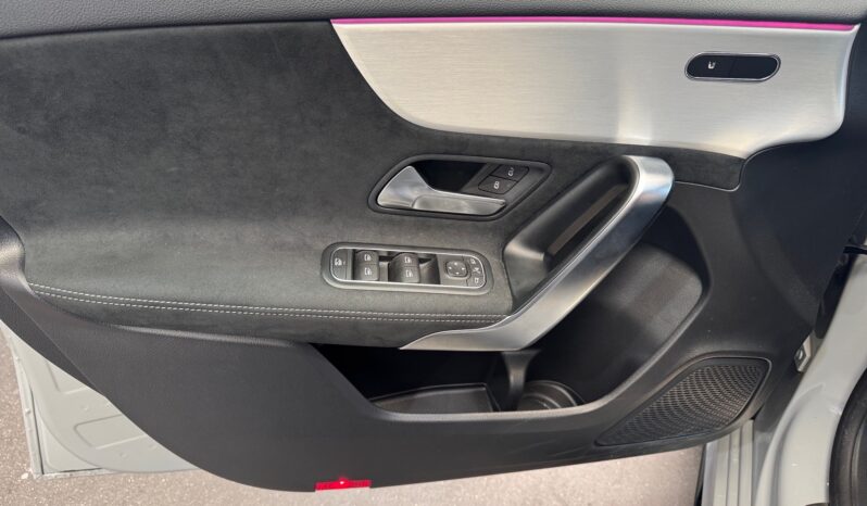 
								Mercedes-Benz A180d AMG full									