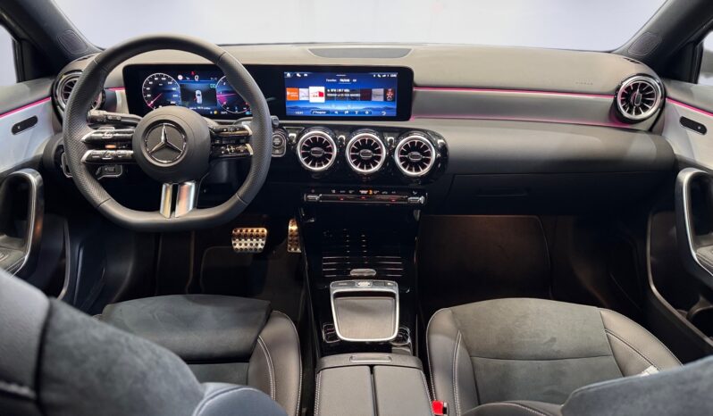 
								Mercedes-Benz A180d AMG full									