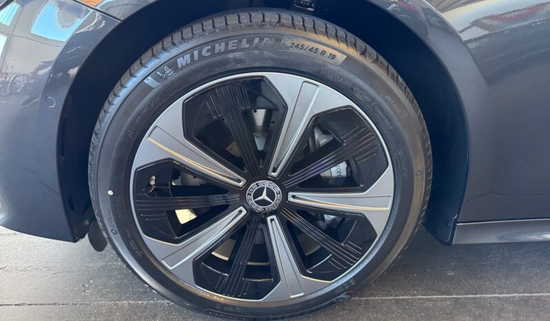 
								Mercedes-Benz E 300 de full									