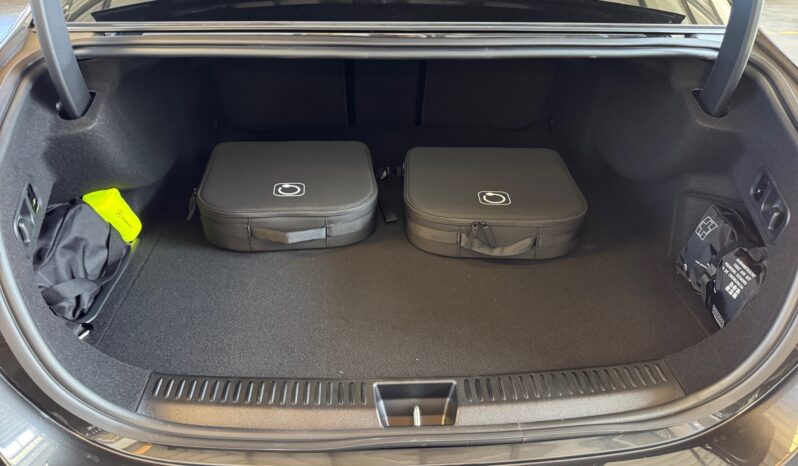 
								Mercedes-Benz E 300 de full									