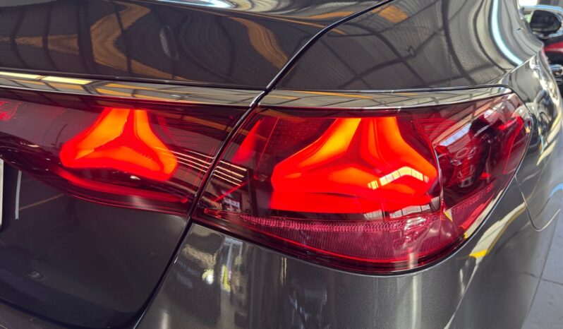 
								Mercedes-Benz E 300 de full									