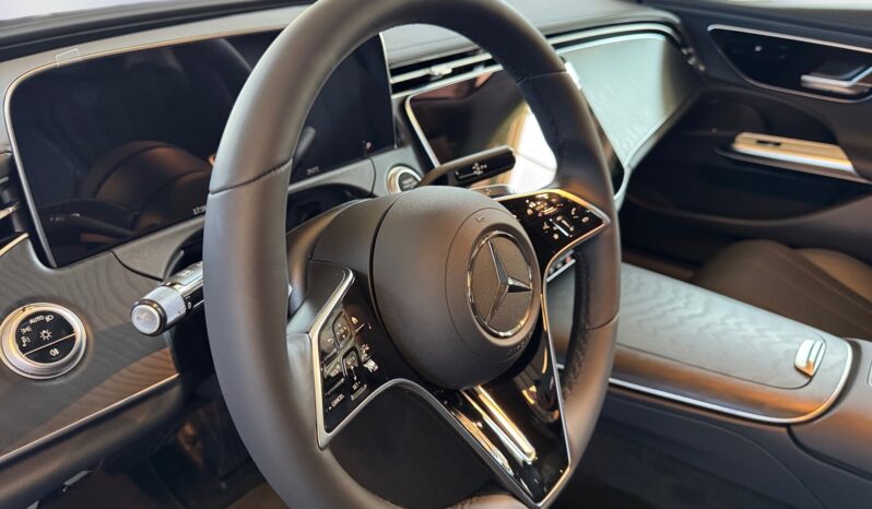 
								Mercedes-Benz E 300 de full									