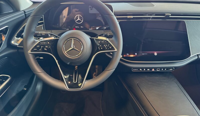 
								Mercedes-Benz E 300 de full									