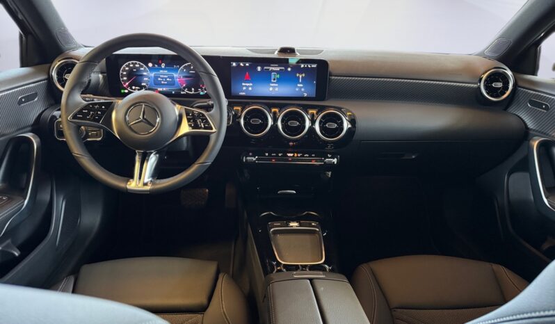 
								Mercedes-Benz A 180d Progressive full									