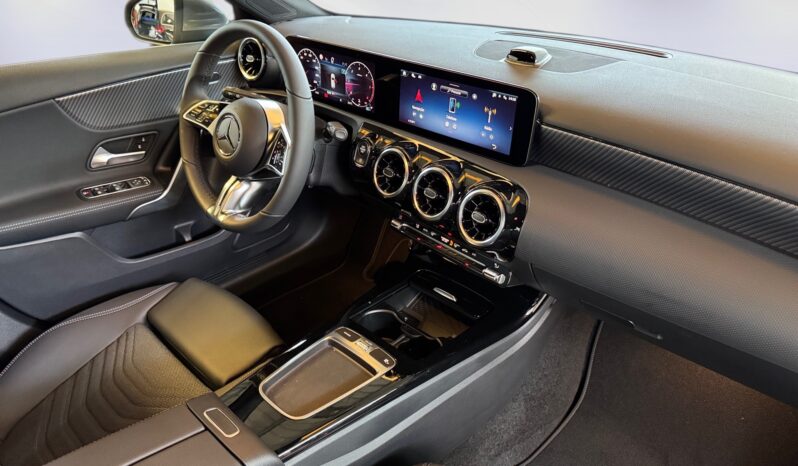 
								Mercedes-Benz A 180d Progressive full									
