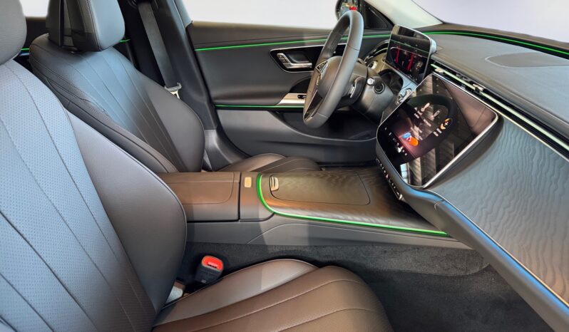
								Mercedes-Benz E 300 de full									