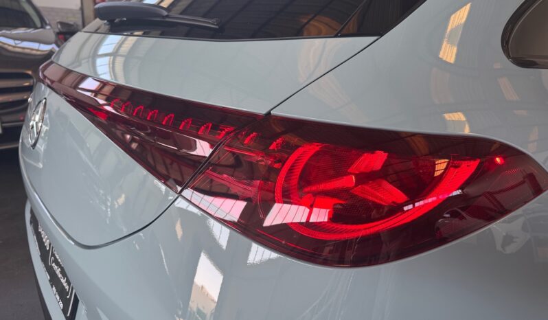 
								Mercedes-Benz CLA SB 200 full									