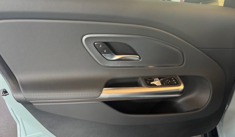 
								Mercedes-Benz CLA SB 200 full									