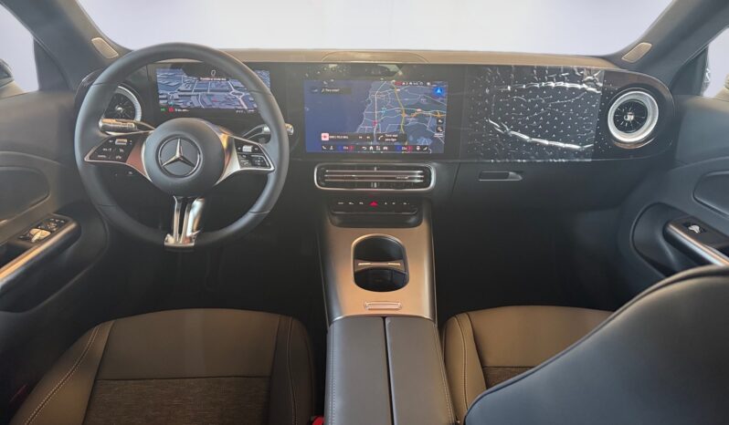 
								Mercedes-Benz CLA SB 200 full									