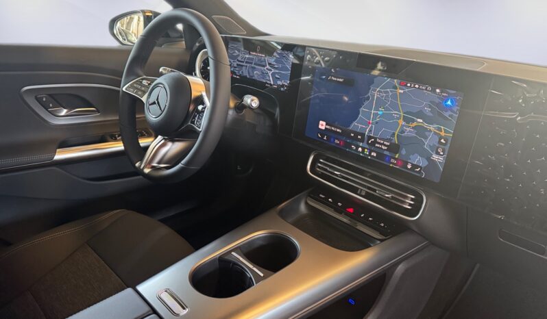 
								Mercedes-Benz CLA SB 200 full									