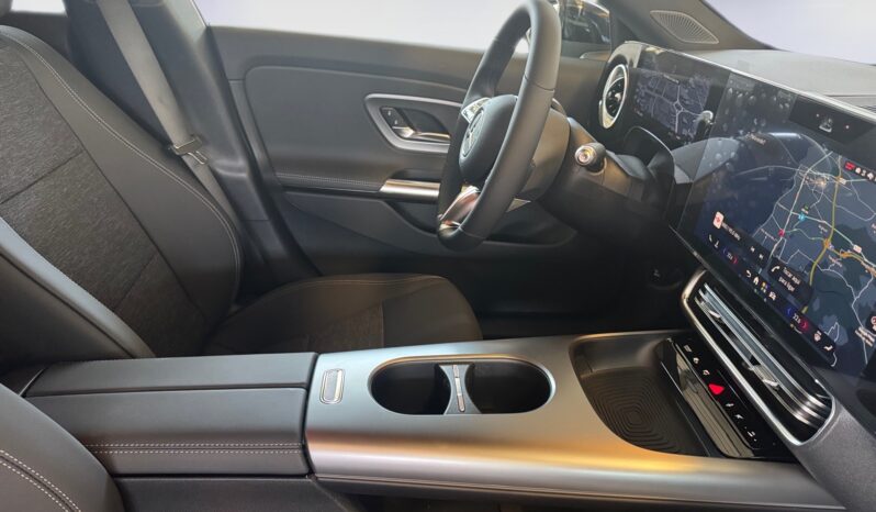 
								Mercedes-Benz CLA SB 200 full									